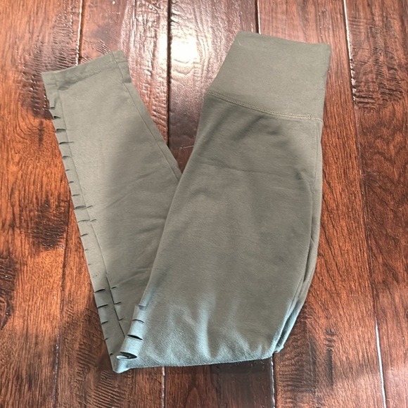 💚Aerie laser cut olive / army green super soft leggings size xsmall - Picture 2 of 4
